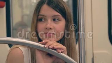 悲伤的年轻白种人女人在地铁里<strong>甩</strong>头搭栏杆